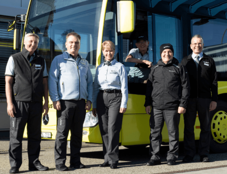 Glückliche Mitarbeiter eines Transportunternehmens tragen ihre Individuelle Kleidung
