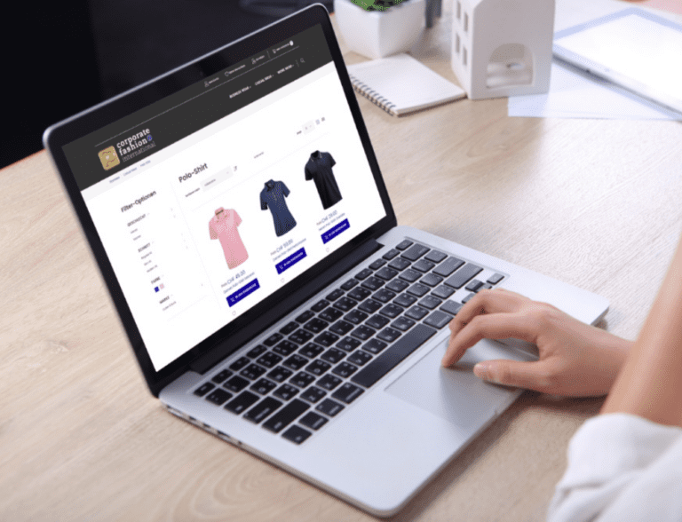 Der individuelle Webshop eines Kunden gezeigt auf einem Laptop