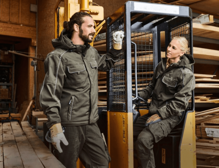 Zwei zufriedene Mitarbeiterinnen in massgeschneideter Workwear aus Basel