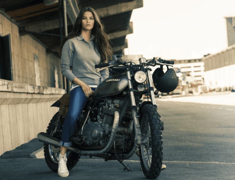 Eine Frau auf einem Motorrad in individueller Casualwear