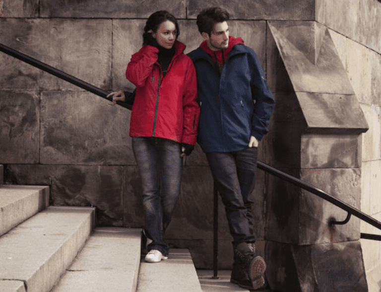 Zwei Personen in Casualwear der Corporate Fashion International